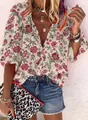 Bella camicetta casual a fiori abbinata a pantaloncini di jeans e vari accessori - Stampa Floreale Rosa Crema