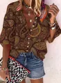 Vista dettagliata di una camicia vintage con stampa paisley, vestibilità ampia e scollo a V. - Stampa Paisley Tabacco