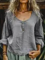 Vista detallada de la blusa de lino gris con cuello redondo y botones decorativos - S / Tops / Gris