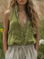 Detalle de una camisa de algodón y lino verde musgo sin mangas con bolsillos y escote en V - S / Tops / Verde amarillento