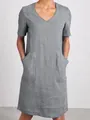 Detalle de un vestido gris de lino casual con cuello en V y bolsillos delanteros - S / Top Y Pantalón / Gris