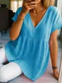 Primer plano de una blusa casual azul de lino y algodón con cuello en V y volantes. - S / Tops / Verde azulado