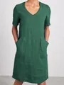Vista detallada de vestido holgado de algodón y lino verde con cuello en V y bolsillos - S / Top Y Pantalón / Verde