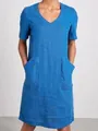 Detalle de un vestido azul de algodón y lino con cuello en V y bolsillos frontales. - S / Top Y Pantalón / Azul