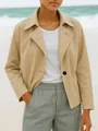 Detalle de una elegante chaqueta corta beige para mujer combinada con una camiseta - S / Tops / Albaricoque