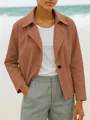 Primer plano de una chaqueta corta de terracota con camiseta blanca y pantalones grises - S / Tops / Tostado