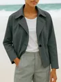 Primer plano de una elegante chaqueta corta gris marengo sobre una camiseta blanca - S / Tops / Gris