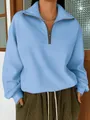 Dettaglio di felpa azzurra da donna con mezza zip e colletto a revers stile casual - Taglia S / Top / Celeste