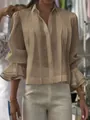Vista detallada de la blusa beige plisada transparente con volantes - Caqui