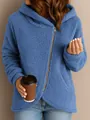 Detalle de chaqueta de forro polar sherpa azul con cremallera asimétrica y capucha - S / Tops / Azul