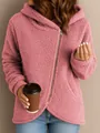 Detalle de sudadera rosa de forro polar con capucha y cremallera asimétrica - S / Tops / Rosa