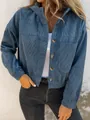 Detalle de una chaqueta de pana azul con capucha, cierre de botones y bolsillo frontal - S / Tops / Azul
