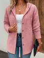 Detailansicht einer stilvollen rosa gesteppten Kapuzenjacke mit Knöpfen und lockerer Passform. - S / Oberteile / Rosa