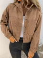 Primer plano de una chaqueta de pana marrón con capucha, botones y un bolsillo - S / Tops / Caqui