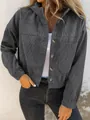 Detalle de chaqueta de pana gris con capucha, botones y bolsillo frontal - S / Tops / Gris