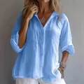Detailweergave van het casual lichtblauwe linnen overhemd met losse pasvorm en knopen - S / Tops / Hemelsblauw