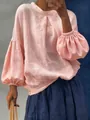 Primer plano de una blusa rosa con mangas de linterna y textura de lino natural - S / Tops / Rosa