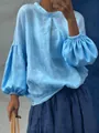 Detalle de cerca de una blusa de lino azul claro holgada con elegantes mangas farol. - S / Tops / Azul cielo