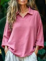 Detail van loszittende roze poloblouse met natuurlijke katoen-linnen textuur en V-hals - S / Tops / Roze