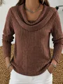 Dettaglio di un maglione marrone lavorato a costine con elegante collo a cappuccio - Marrone scuro