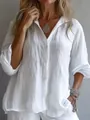 Detailweergave van een losvallende witte damesblouse met lange mouwen en linnenstructuur - S / Tops / Wit