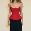 Dichtbij zicht op een elegante rode peplum hemdtop met zeer dunne spaghettibandjes - S / Tops / Rood
