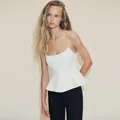 Detailweergave van een witte peplum camisole top met spaghettibandjes voor dames - S / Tops / Wit