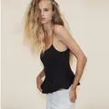 Detailopname van een elegante zwarte peplum hemdje met spaghettibandjes voor dames - S / Tops / Zwart