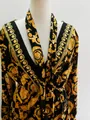 Detailansicht des goldenen Barock-Drucks auf einem schwarzen V-Ausschnitt Maxikleid mit Ärmel - S / Oberteile / Mit Gürtel