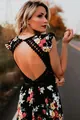 Vista dettagliata dell'elegante schiena scoperta con pizzo nero su un abito a fiori - Taglia S / Pantaloni e gonne / Nero