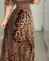 Dettaglio di un abito lungo leopardato con un grande motivo a farfalla e vita a punto smock. - Taglia S / Stampa Leopardata e Farfalla (Multicolore)