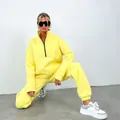 Vista dettagliata della tuta gialla da donna con collo alto e parte superiore con zip - Giallo