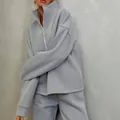 Dettaglio del set di felpa con collo alto e pantaloni sportivi grigio chiaro donna - Taglia S / Top E Pantaloni / Grigio