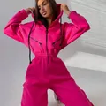 Detailansicht eines leuchtend pinkfarbenen Kapuzen-Jumpsuits mit Reißverschlüssen und Gummizug. - Fuchsia