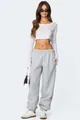 Volledige opname van grijze, loszittende joggingbroek gecombineerd met witte crop top. - S / Bottoms / Zilverijs