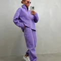 Elegante completo due pezzi viola con felpa a collo alto e pantaloni jogger da donna - Viola