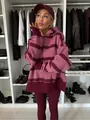 Vista completa di un set felpa con cappuccio a righe rosa e leggings in una cabina armadio. - Taglia S / Top E Pantaloni / A Righe Rosa Fucsia