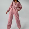 Detailansicht eines staubrosa Kapuzen-Fleece-Jumpsuits für Damen Sport und Freizeit - S / Oberteil Und Unterteil / Rosa