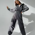 Detailansicht eines stylischen dunkelgrauen Kapuzen-Jumpsuits für Damen mit Gummibund - S / Oberteil Und Unterteil / Grau