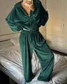 Detalle de chándal de terciopelo verde oscuro para mujer con chaqueta de cremallera y pantalón - S / Top Y Pantalón / Verde