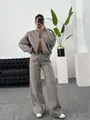 Λεπτομέρεια γυναικείας φόρμας oversize σε χρώμα taupe με ζακέτα και φαρδύ παντελόνι - Χακί