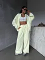 Modella che indossa una tuta a due pezzi giallo pallido oversize con felpa con zip - Taglia S / Top E Pantaloni / Giallo