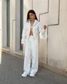 Vista intera di una tuta grigia con felpa con cappuccio e zip e pantaloni larghi - Taglia S / Top E Pantaloni / Grigio chiaro