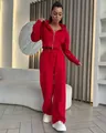 Dettaglio della tuta sportiva rossa in cotone con felpa con cappuccio e pantaloni larghi - Rosso
