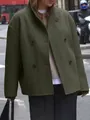 Vista detallada de un abrigo de lana cruzado para mujer en color verde oliva oscuro estilo chic. - Verde