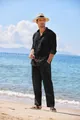 Inquadratura di un modello con set da spiaggia in lino nero e cappello di paglia sulla sabbia - 3XL / Top E Pantaloni / Nero