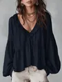 Vista dettagliata della blusa blu navy con volant, scollo a V, maniche a sbuffo e pieghe. - XS / Top / Nero