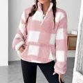 Primer plano de una sudadera de forro polar sherpa a cuadros rosa y blanco con media cremallera - S / Tops / Rosa