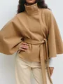 Elegante camel wollen cape-jas voor dames met opstaande kraag en verstelbare tailleriem - S / Tops / Khaki