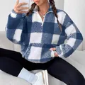 Detalle de una sudadera de forro polar a cuadros azules y blancos con media cremallera - S / Tops / Azul